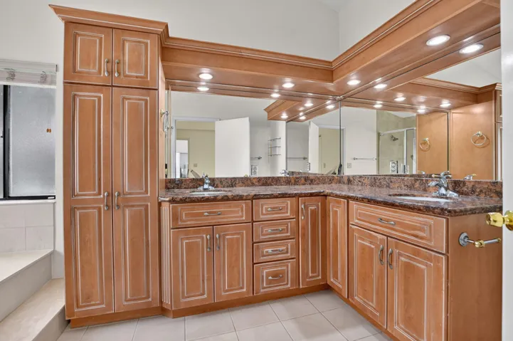 Double sinks - ample storage