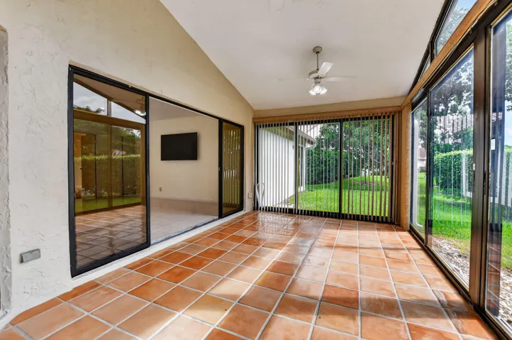 Enclosed bonus room - Garden view