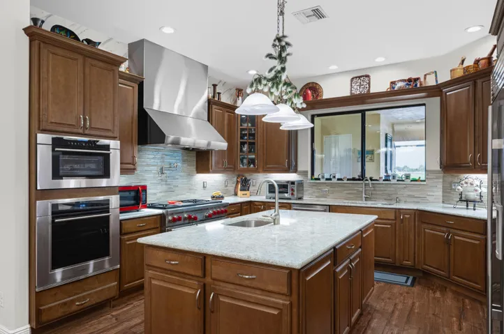 Large Island with Vegetable Sink