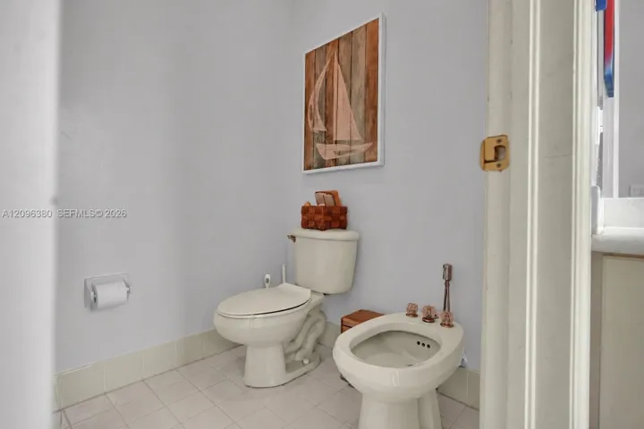 SEPARATE TOILET ROOM #2