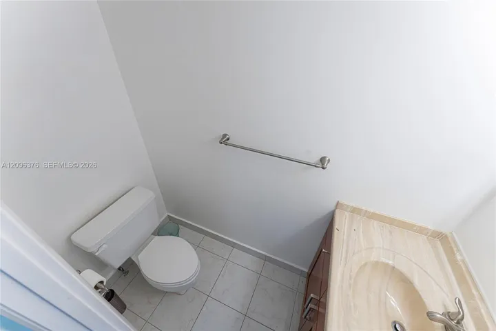 powder room (1/2 bath)
