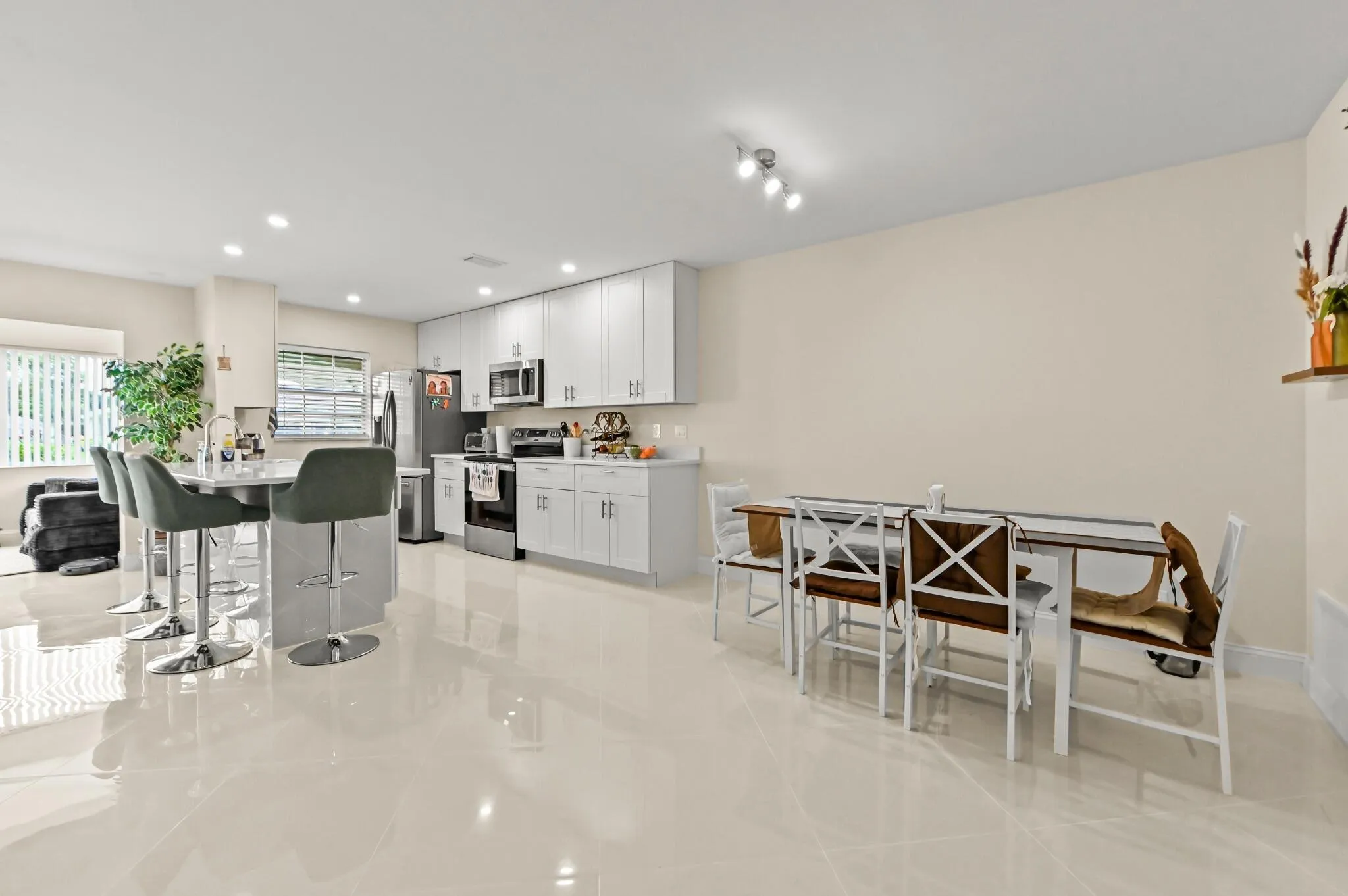 11-Dining_Kitchen