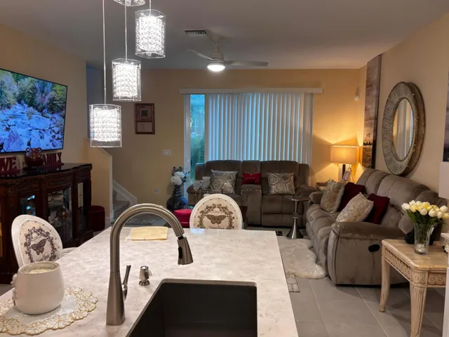 Island counter/Living room