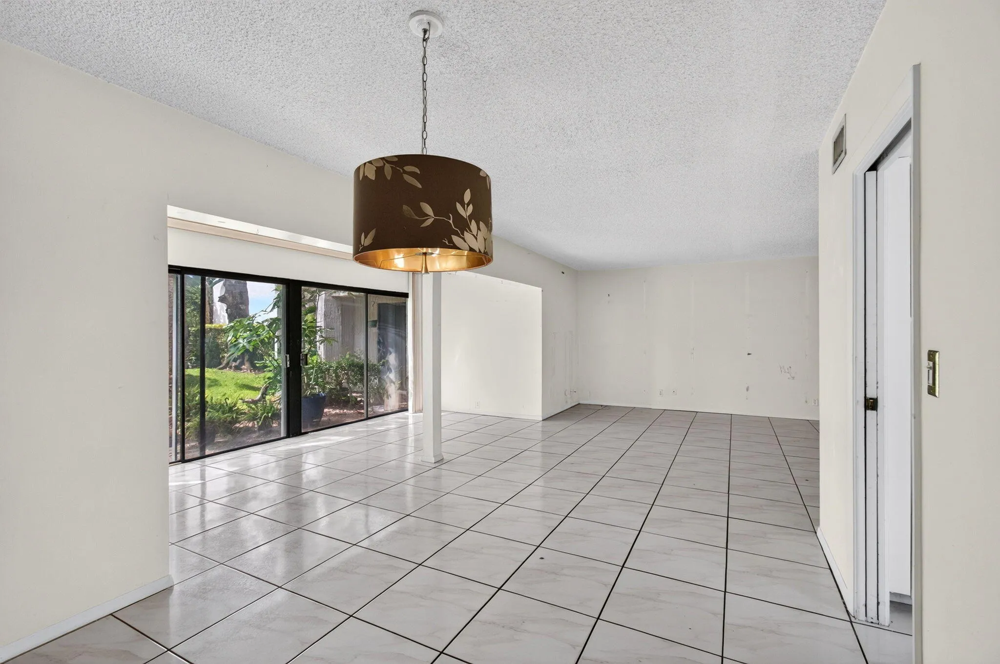 07_Dining-Area