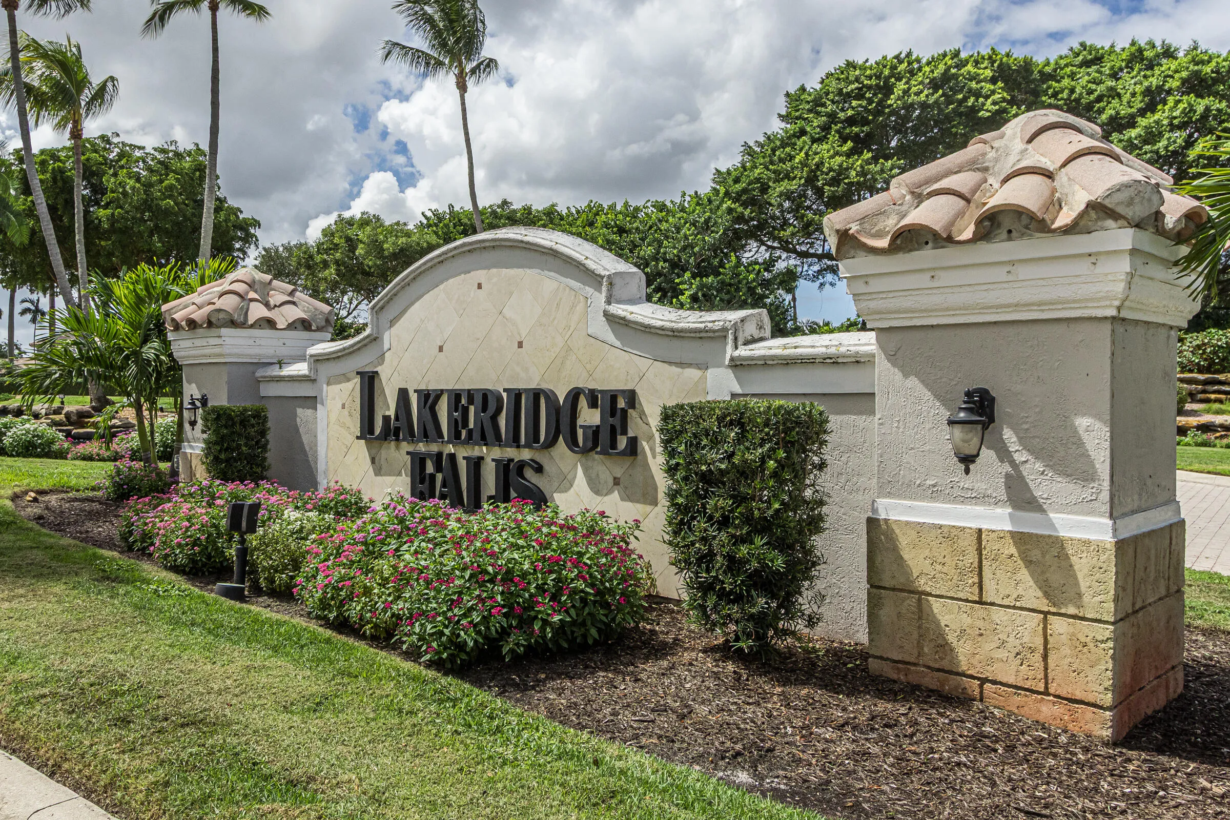 Lakeridge Entrance