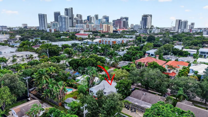 You can't beat this leafy location a stone's throw away from the downtown core!