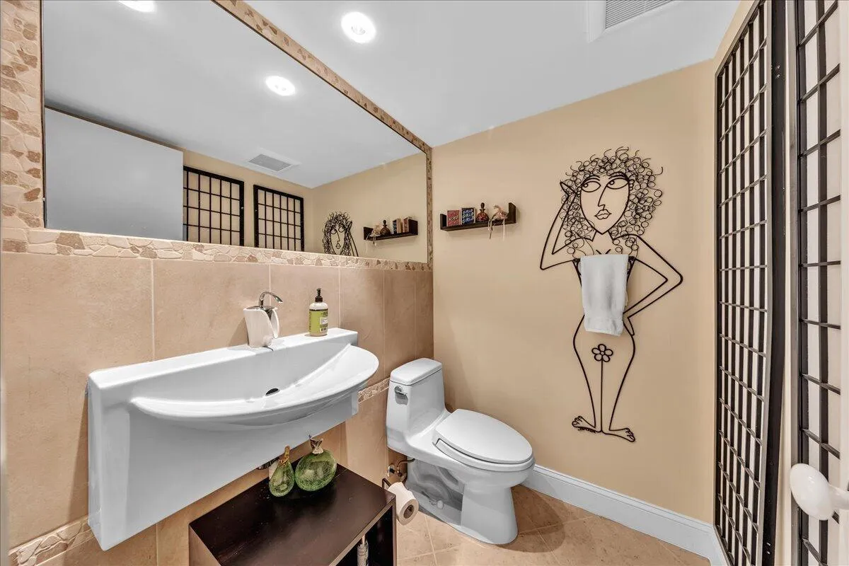 There is decorative art on the walls - it is not paint!