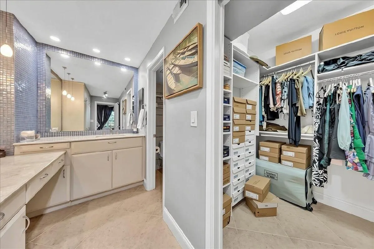 This closet helps keep you organized