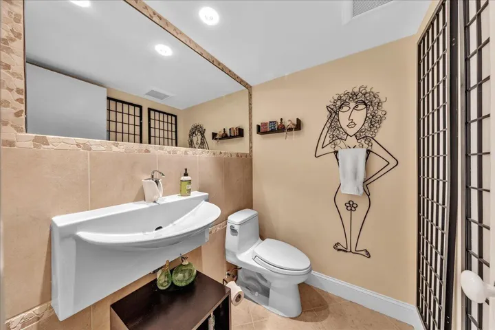 There is decorative art on the walls - it is not paint!