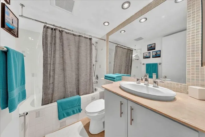 5 star spa experience and notice there's extra storage in the tub area up top (see white folded towels)