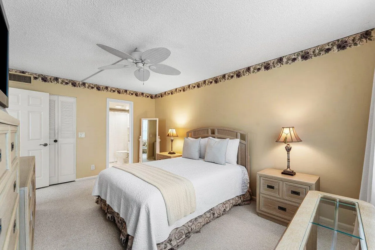 13_Primary_bedroom_with_en_suite_bathroo