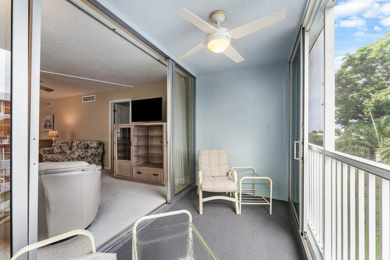 10_Lanai_into_living_area
