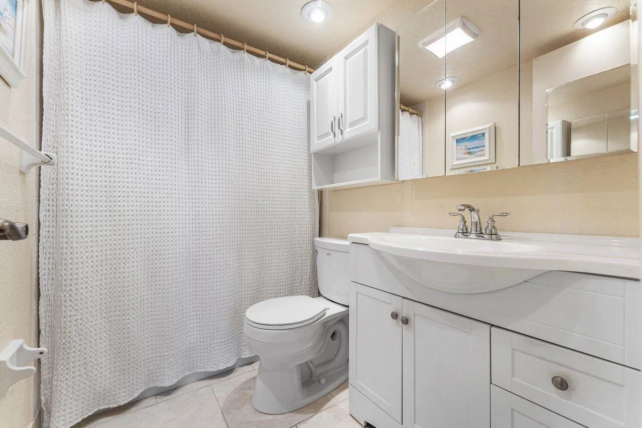 15_Primary_bathroom_with_combination_tub