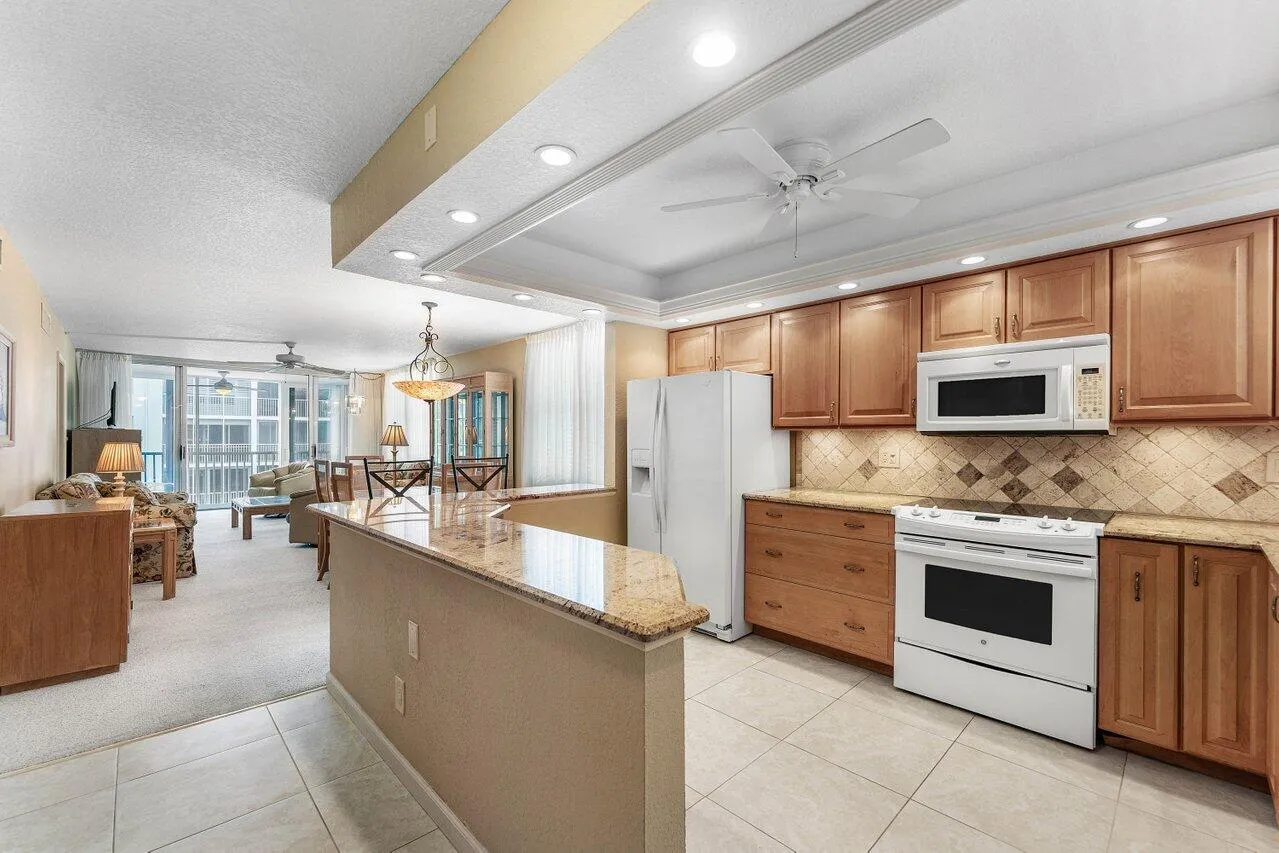 4_Kitchen_into_diningliving_area