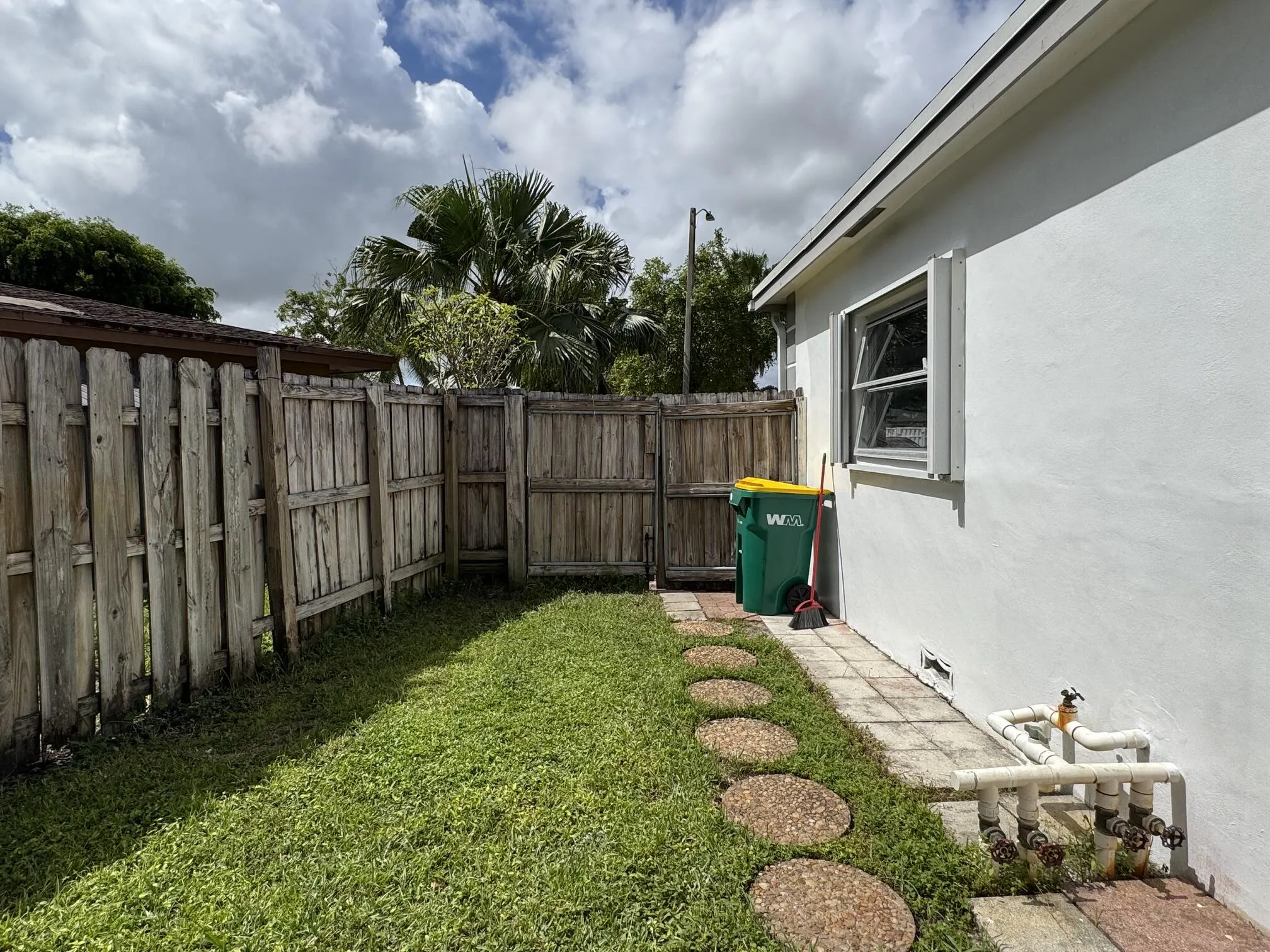 8306 sideyard 2
