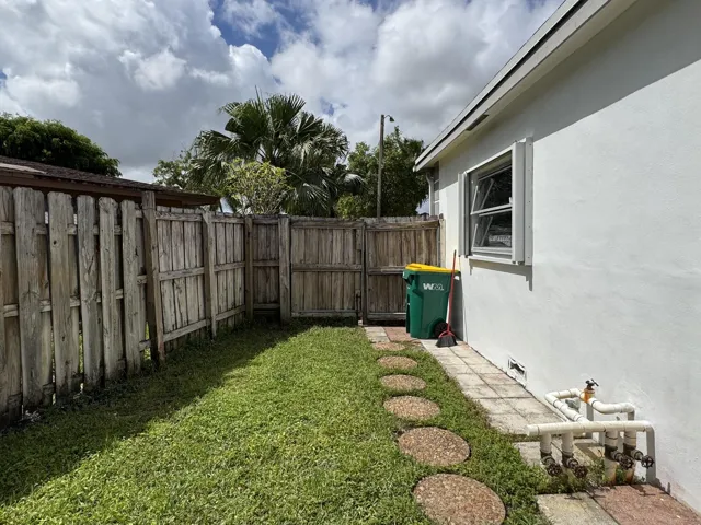 8306 sideyard 2