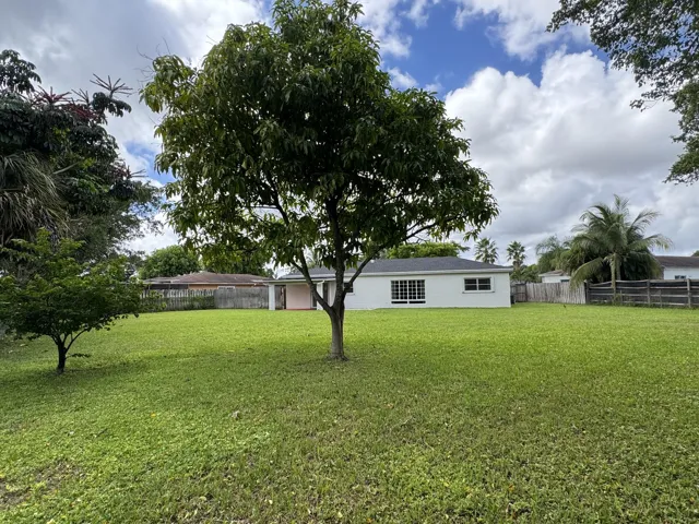 8306 huge backyard