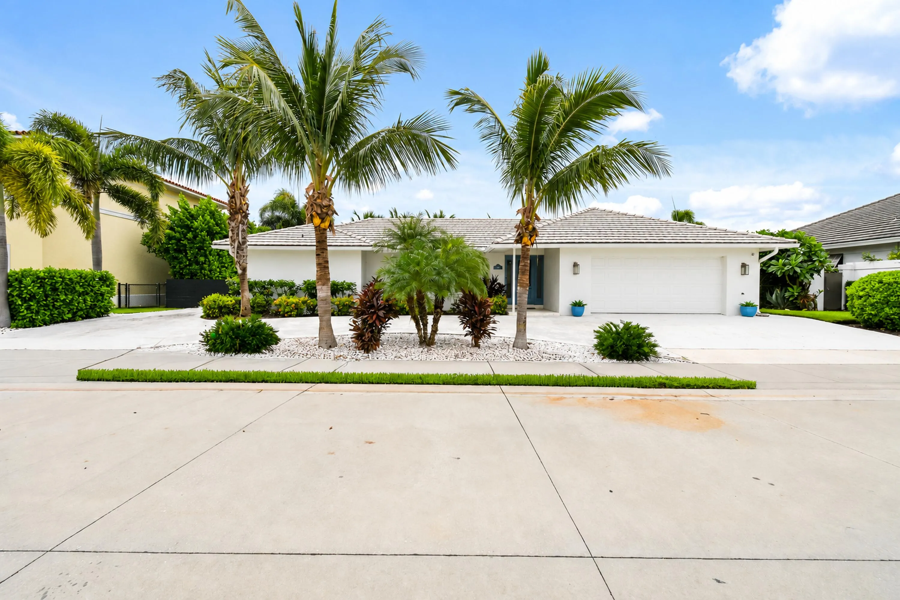 clean_tropical_home_front_3000x2000