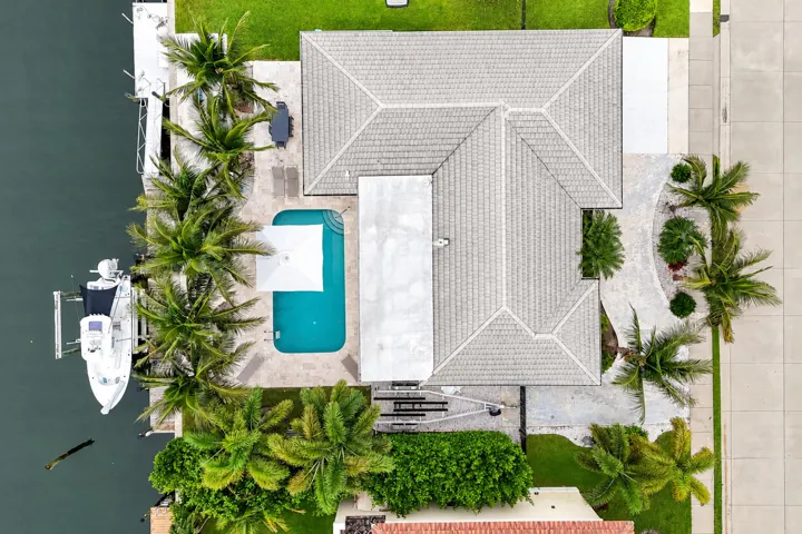 waterfront_home_with_clean_roof_3000x200