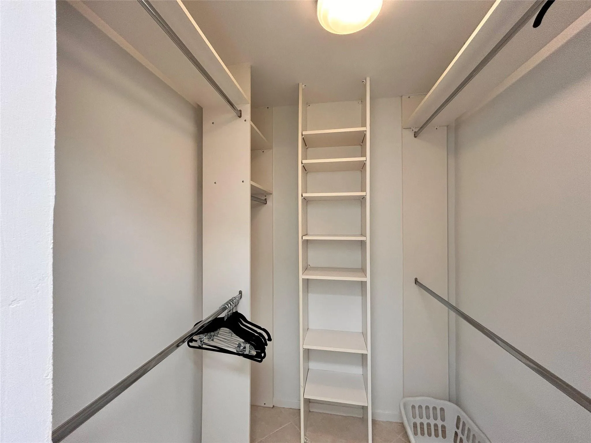 Customizable closet shelving system