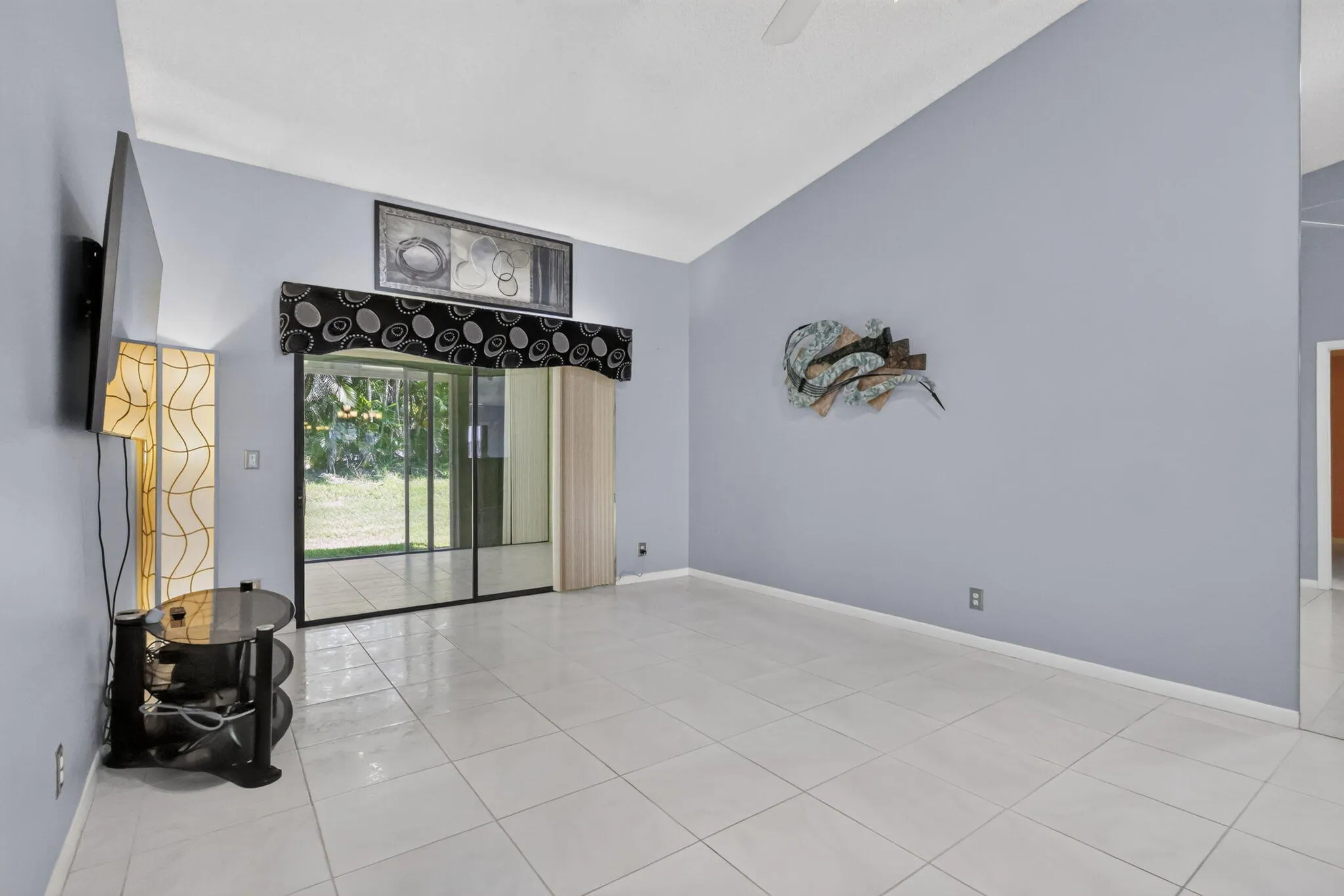 Living room and dinning room area has vaulted ceiling.