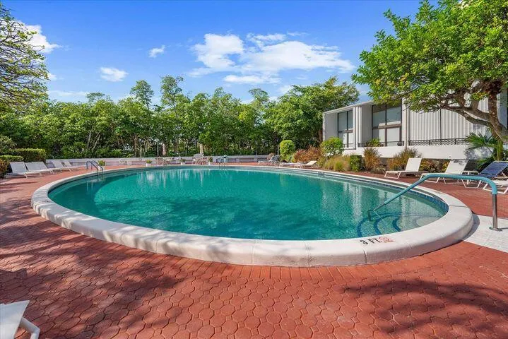 LAKESIDE POOL
