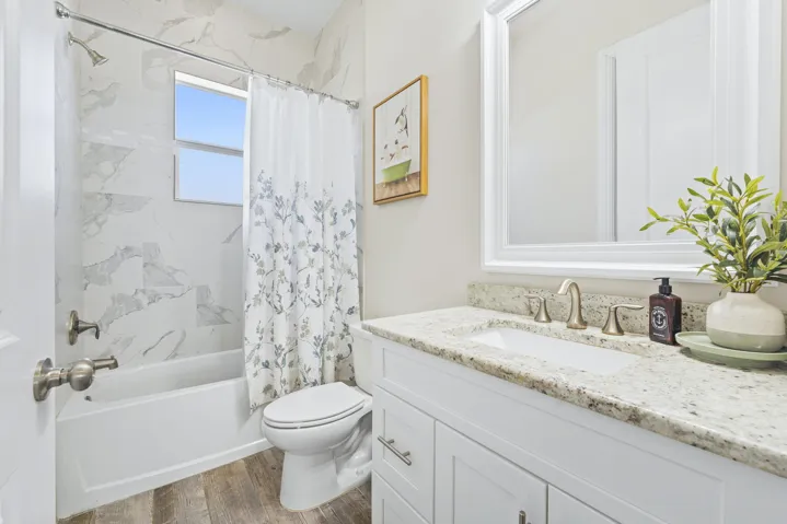 Double entry bathroom/Guest bath