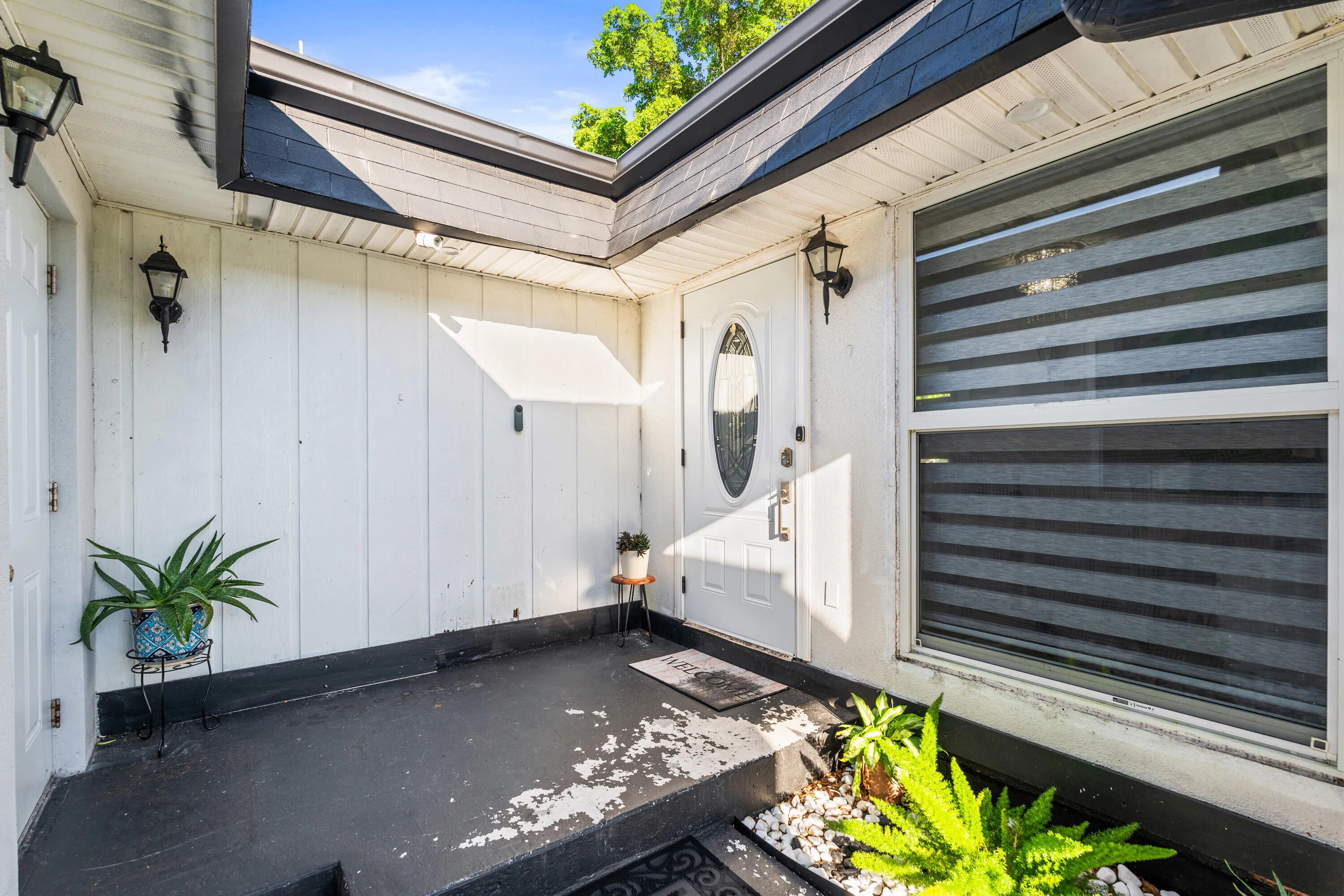 Front Courtyard. Front Door Entry