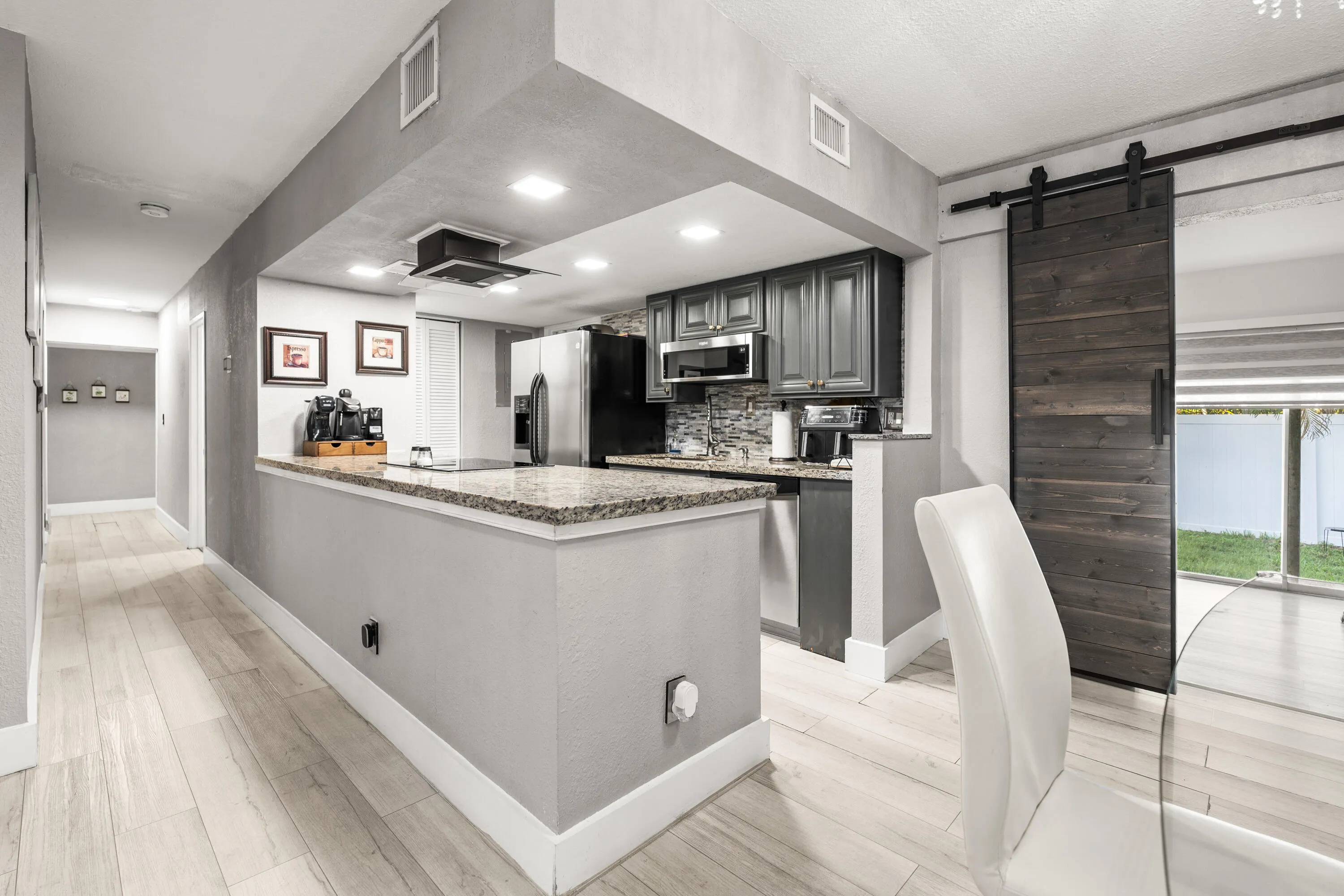 Kitchen and Breakfast Bar