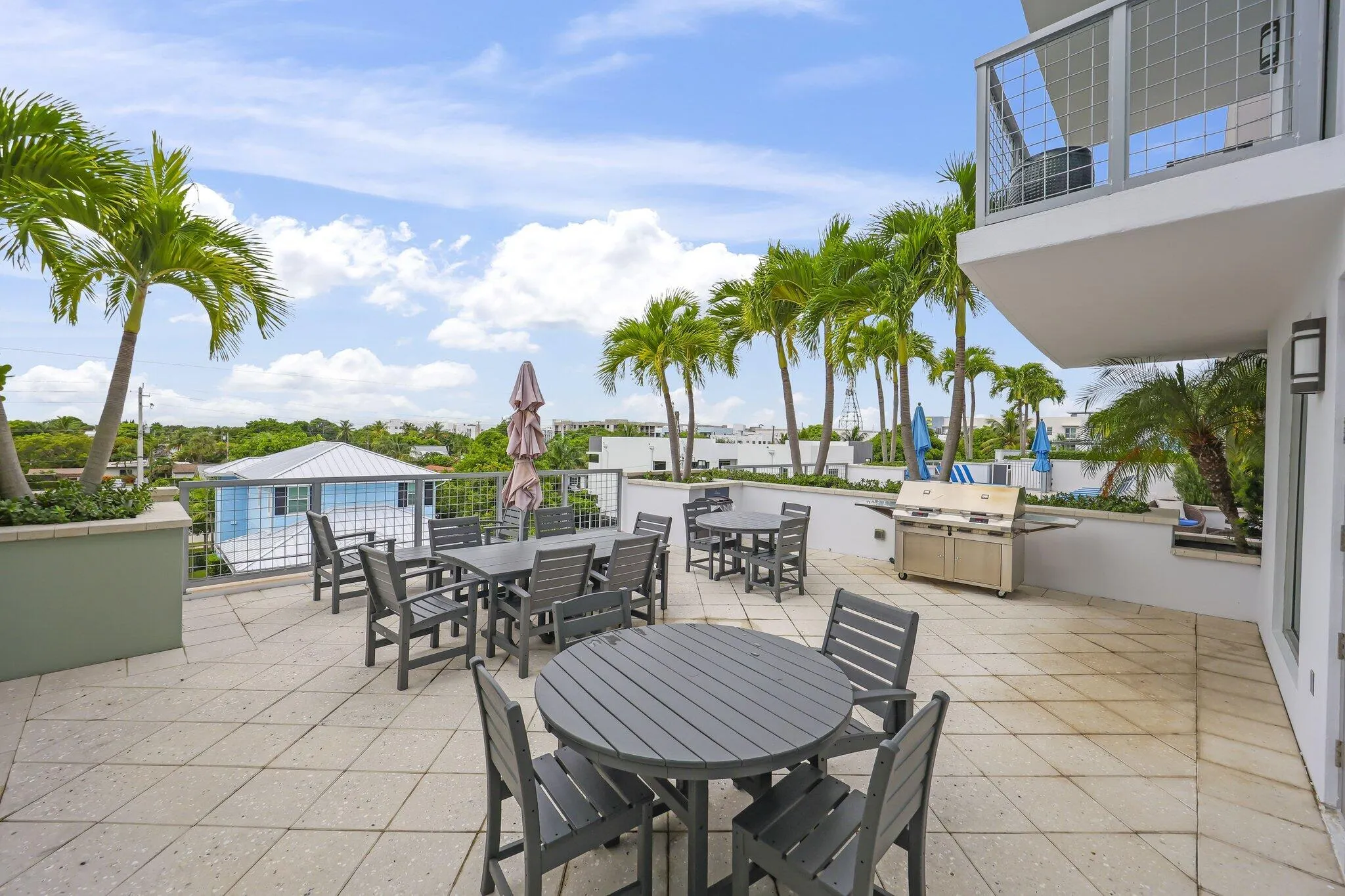 private outdoor space/grille
