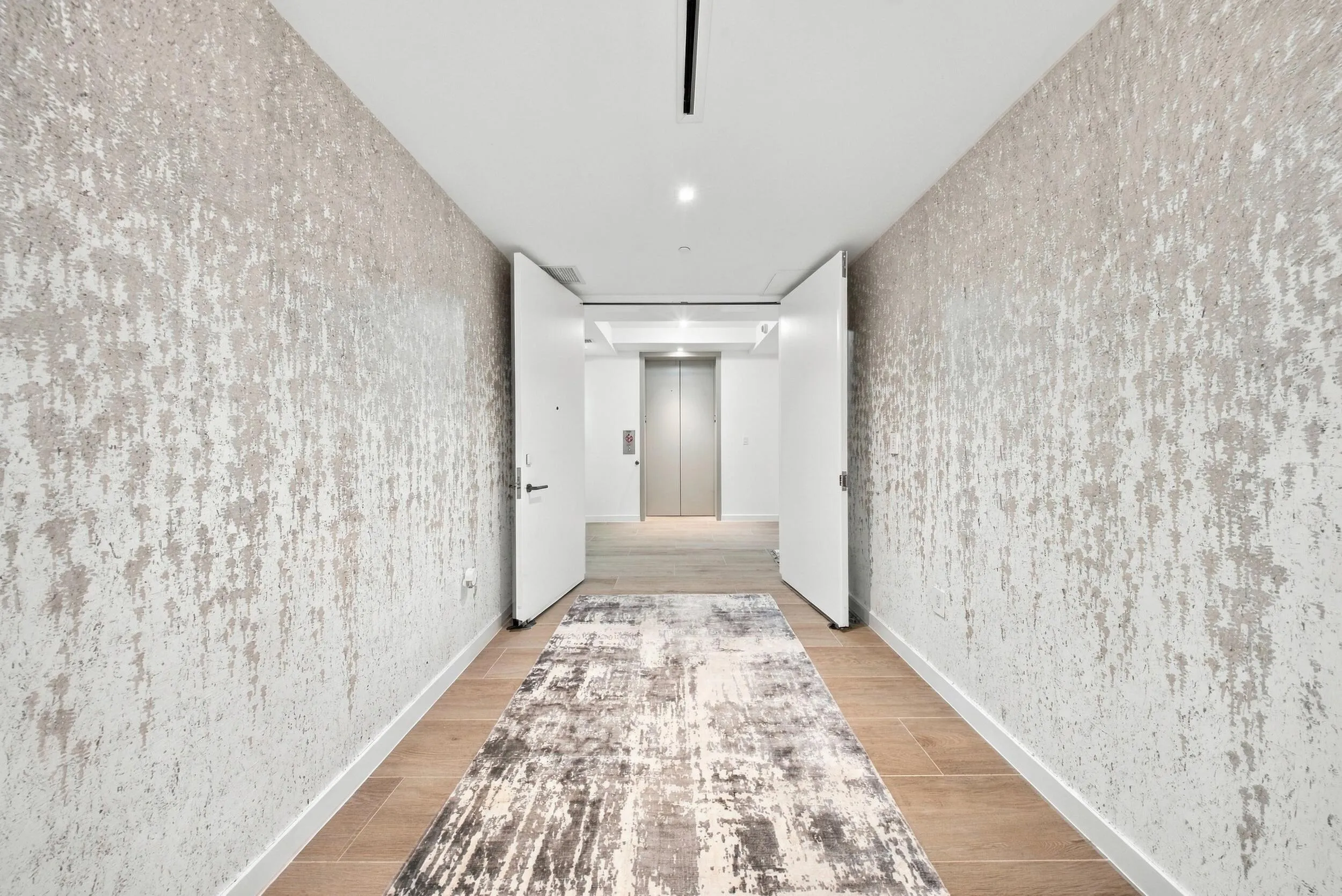 Zimmer & Rohde wallcovering and Global Views Rug