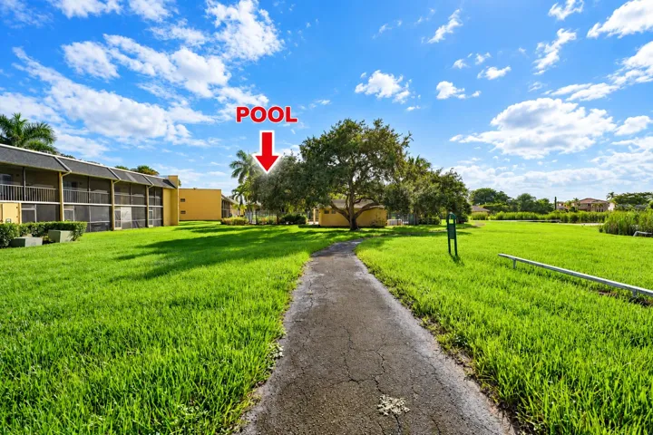 1509 walking path to pool