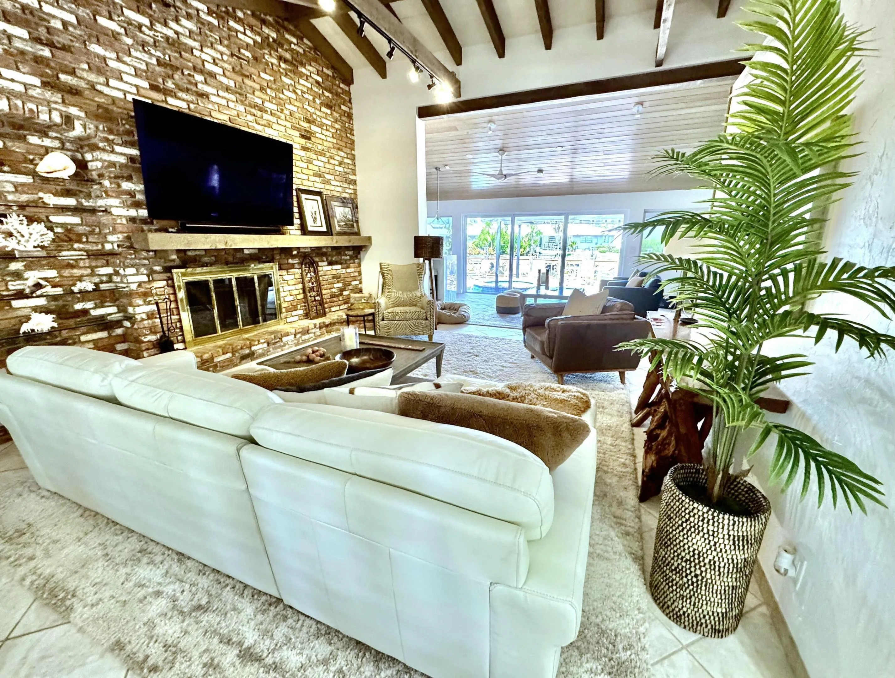 Living w fireplace & cathedral ceilings
