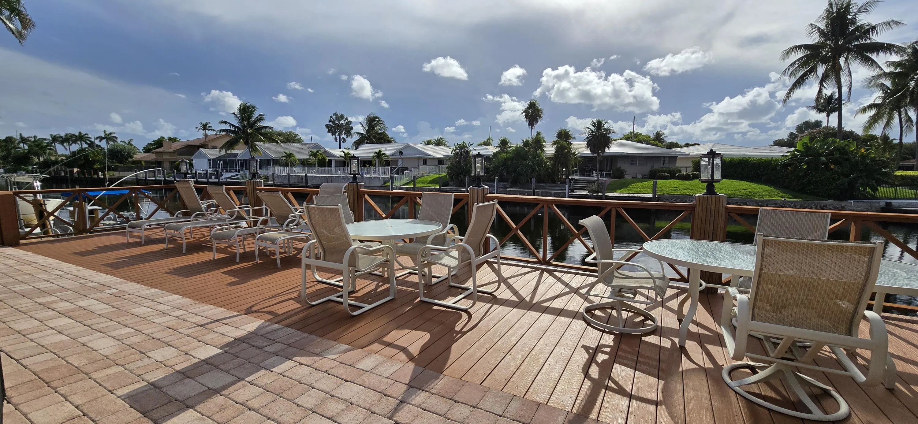 Huge extended deck to enjoy 90ft water