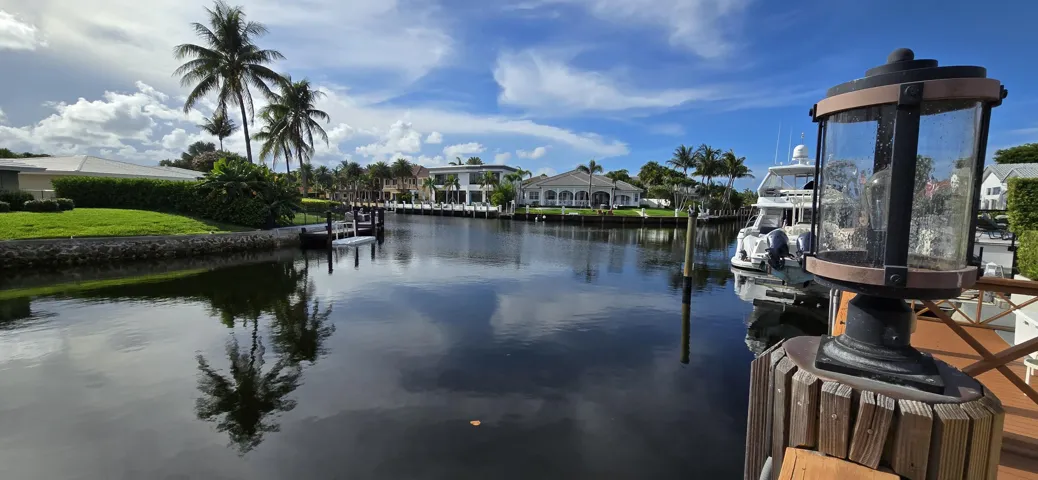 Intracoastal home pool, jacuzzi & dock!