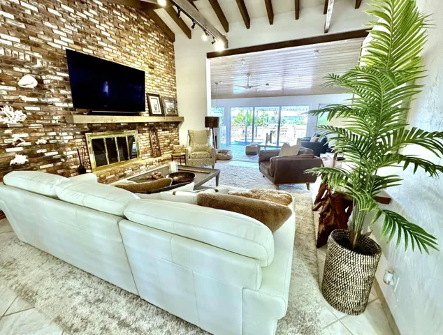 Living w fireplace & cathedral ceilings
