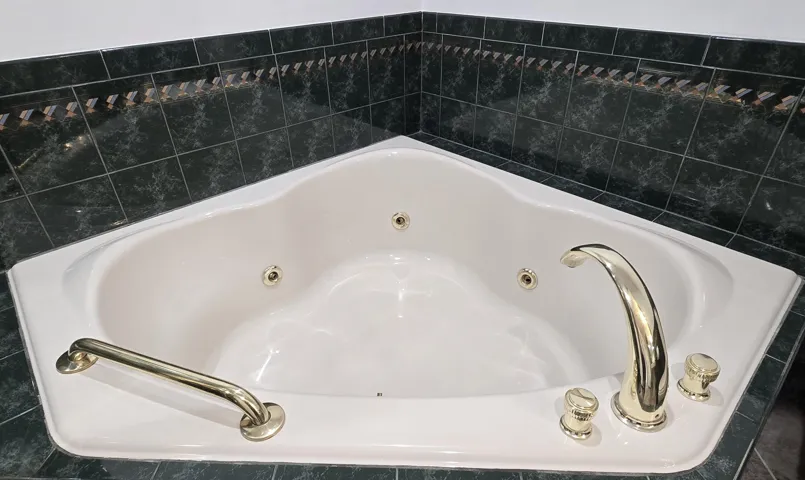 Jacuzzi Corner tub Master