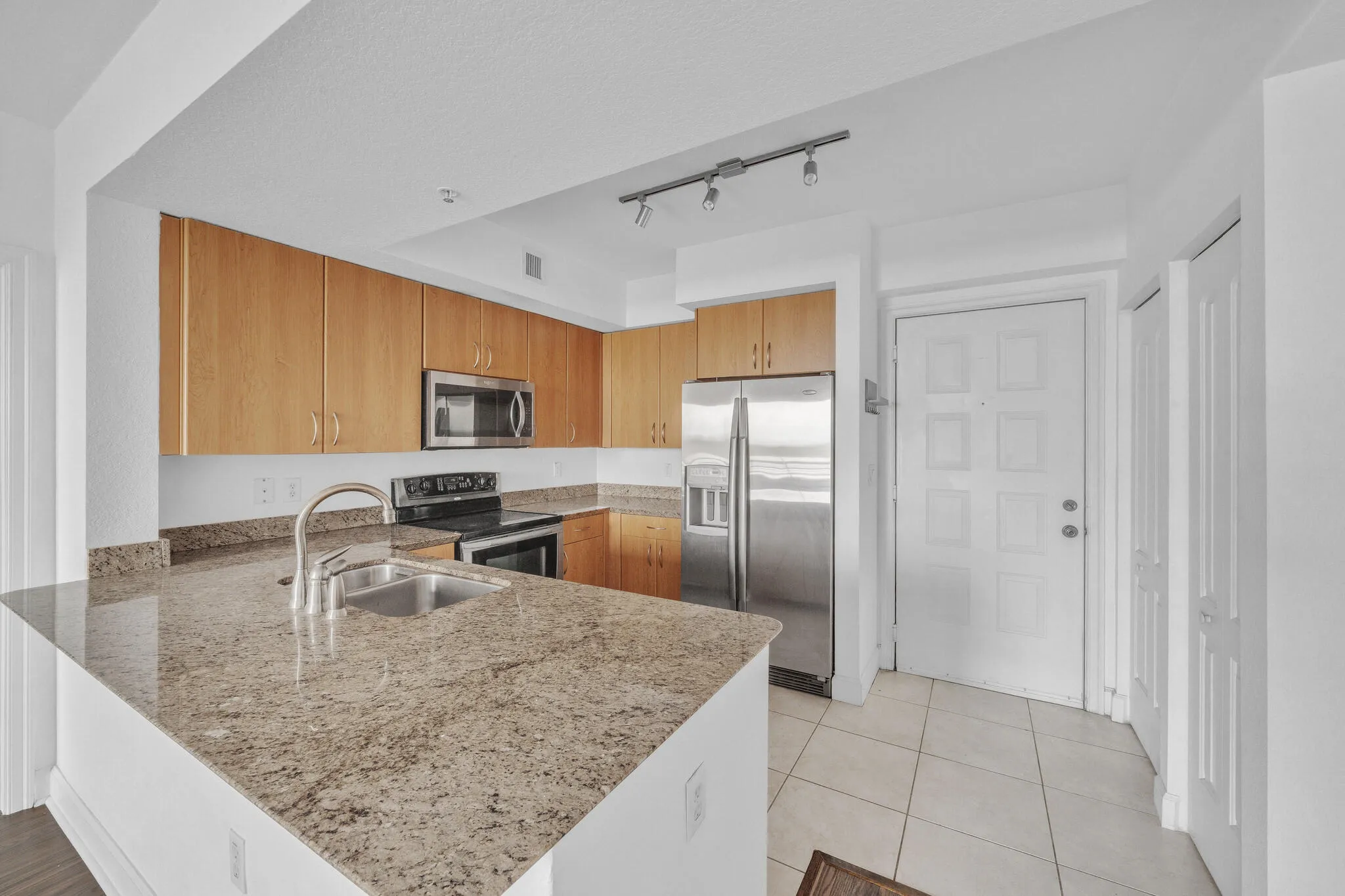 16 Kitchen (1)