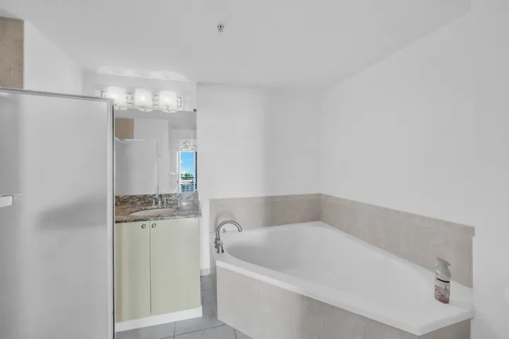 12 Primary Bathroom (2)