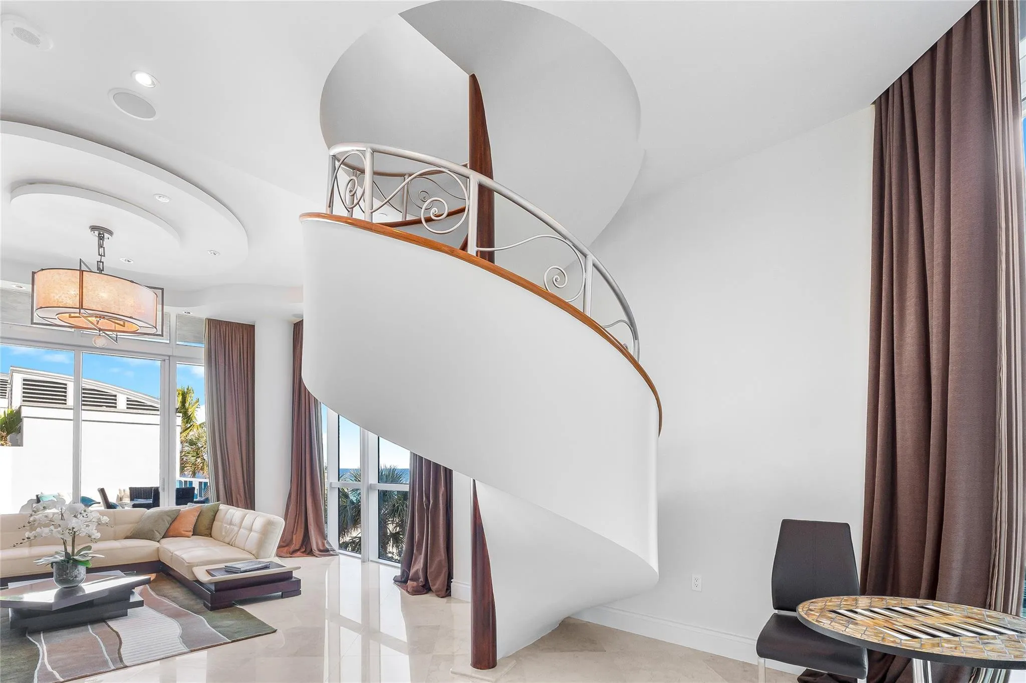 Lanai Level 14 FT Ceilings
