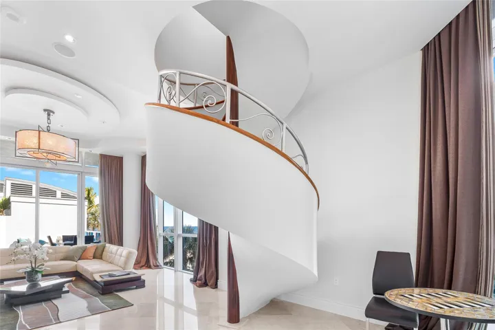 Lanai Level 14 FT Ceilings