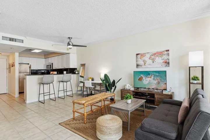 VERY SPACIOUS OCEANSIDE STUDIO WITH BALCONYAND OCEAN VIEWS