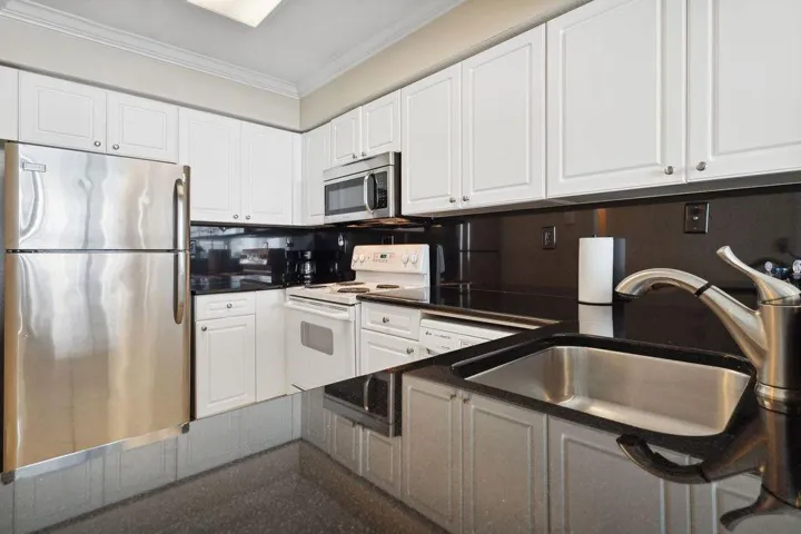 GRANITE COUNTERS LOTS OF CABINETS