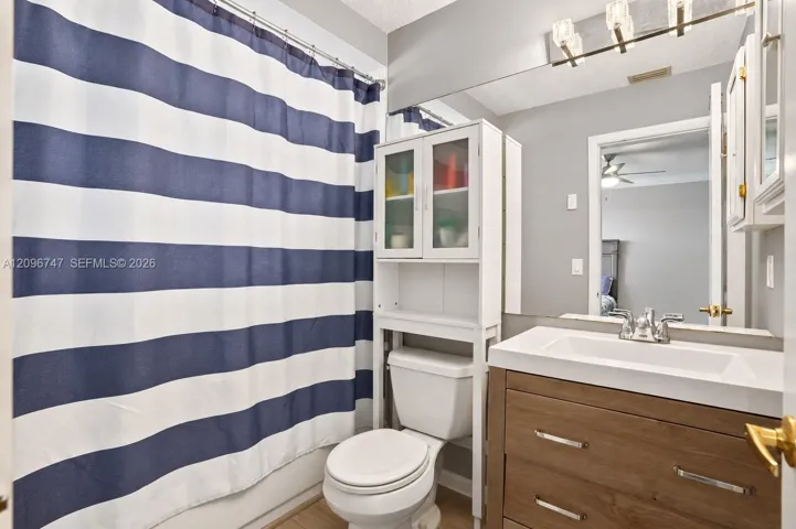 Upstairs secondary bathroom