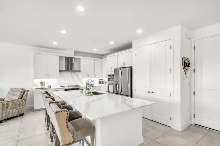 10-web-or-mls-19557Broad-10
