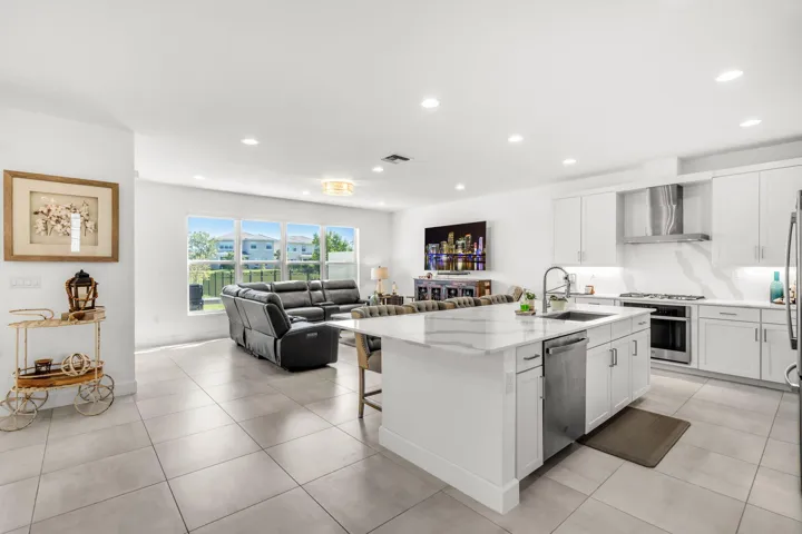 5-web-or-mls-19557Broad-5