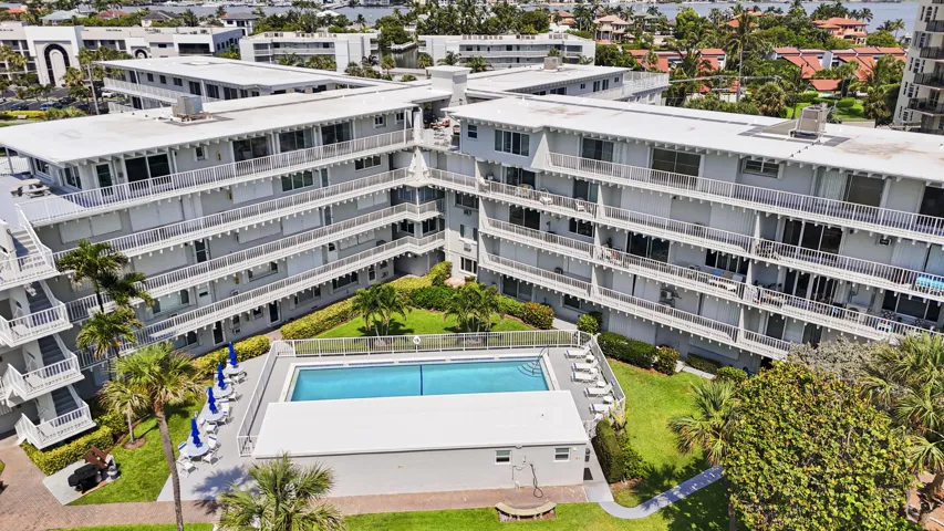 55+ Building Steps From The Ocean