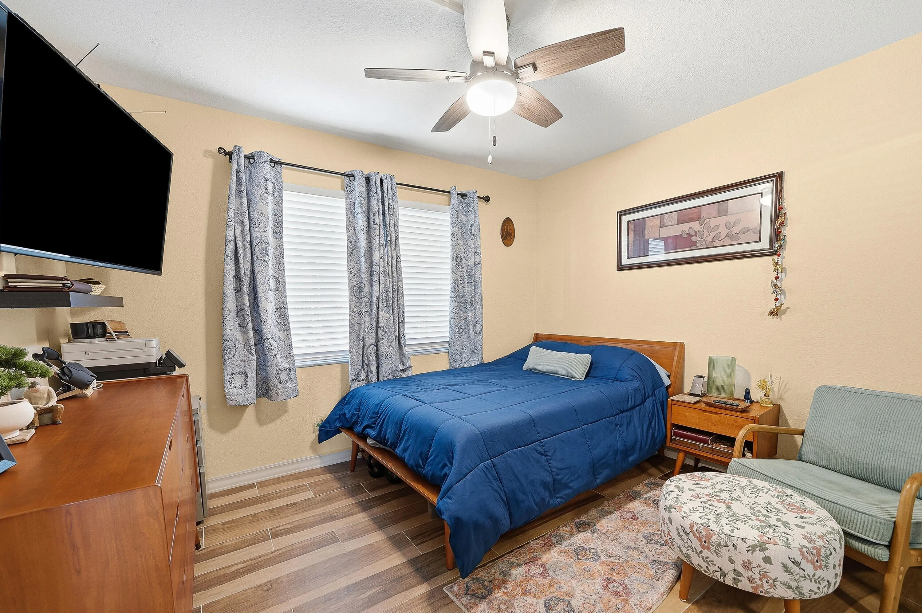 Guest bedroom