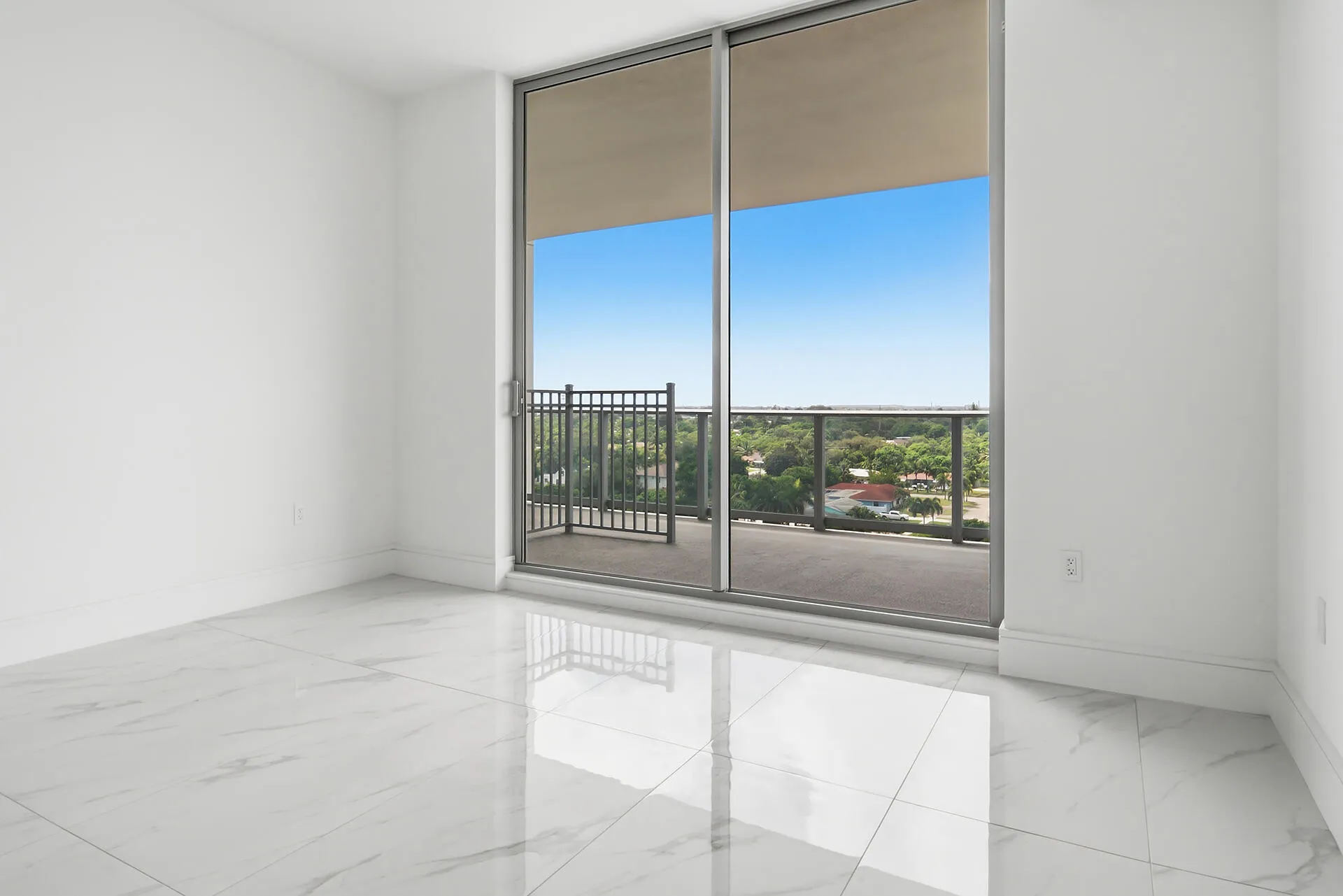 220-LAKESHORE-DRIVE-804-33403-035