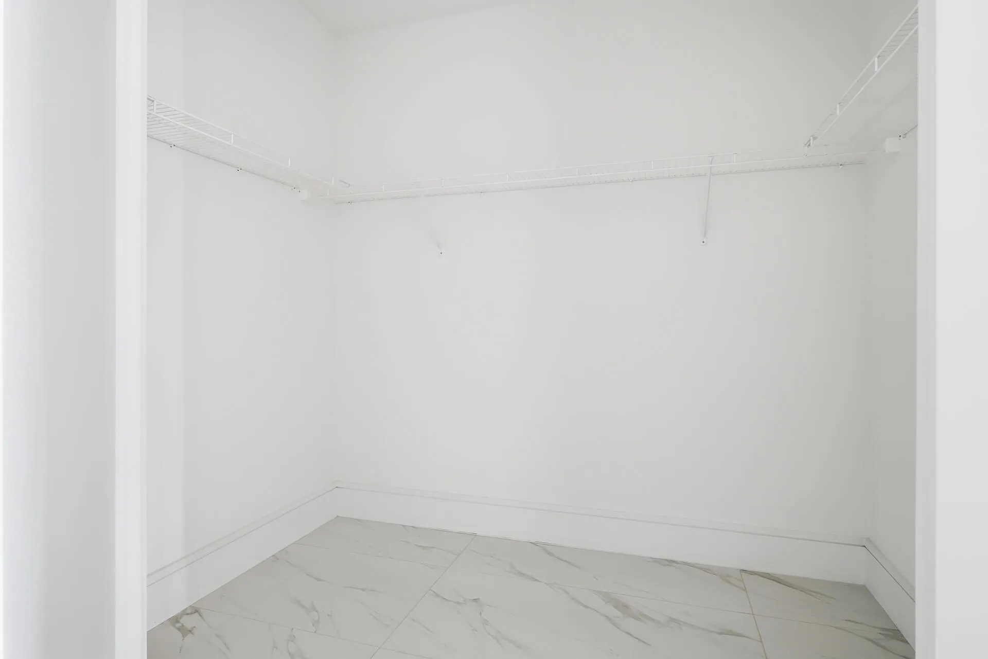 220-LAKESHORE-DRIVE-804-33403-011